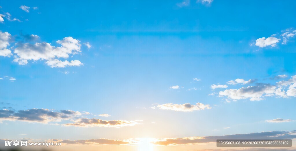 日出时分的晴朗天空