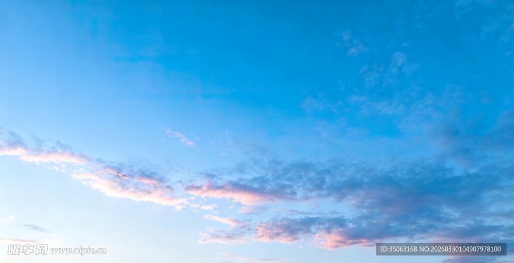 蓝天飘着轻柔云彩