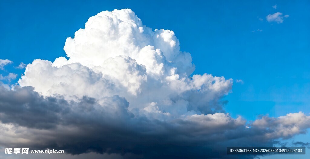 蓝天中的蓬松大朵白云