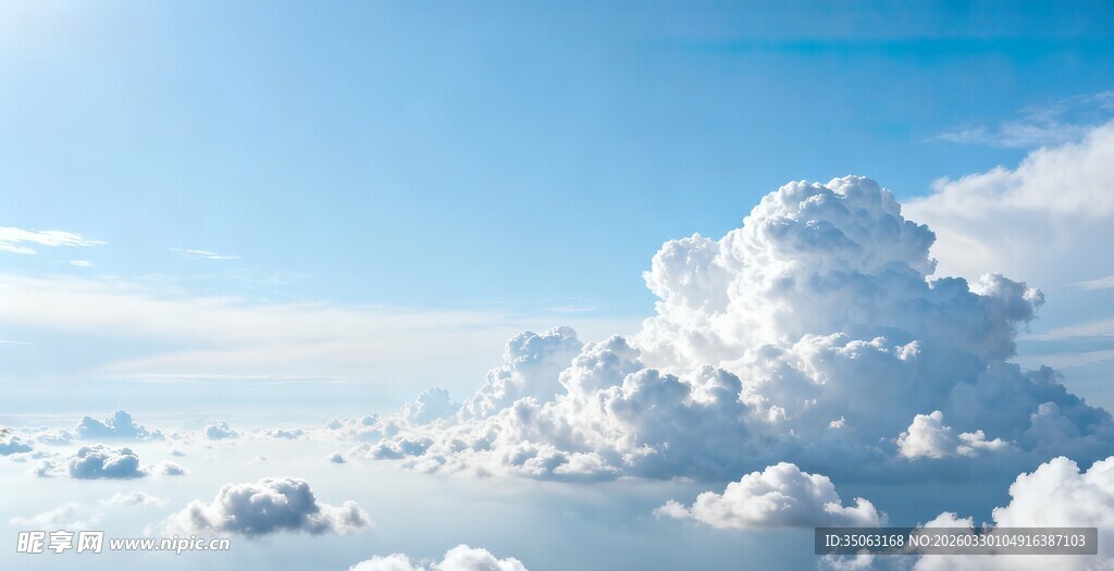 蓝天白云下的蓬松云朵