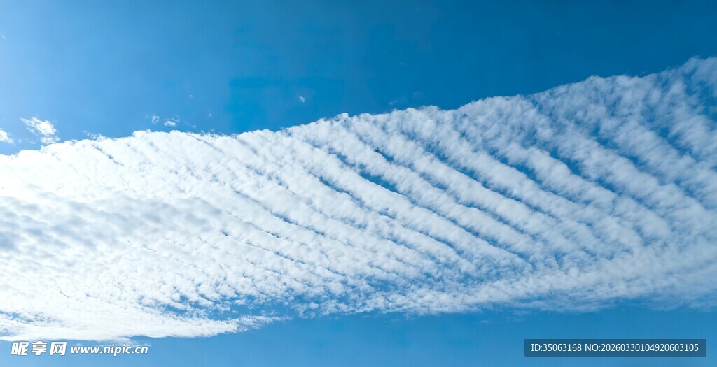 蓝天中壮观的条纹状云彩
