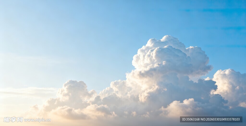 蓝天中的蓬松云朵