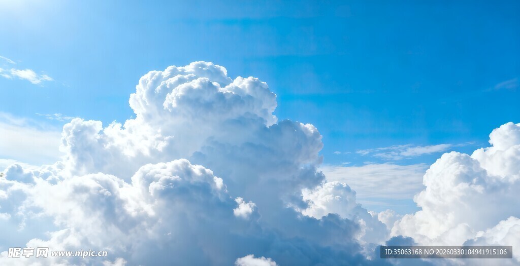 蓝天之上的蓬松云朵