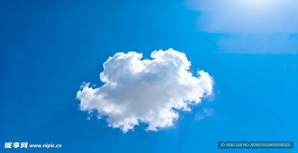 蓝天下的一朵洁白云朵