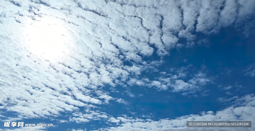 晴朗天空中的美丽云朵
