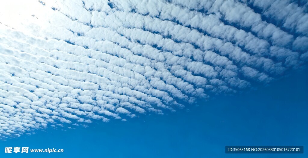 蓝天中的层叠云朵