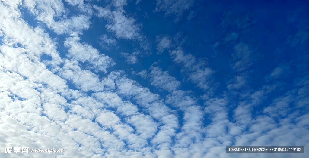 蓝天下的絮状云朵