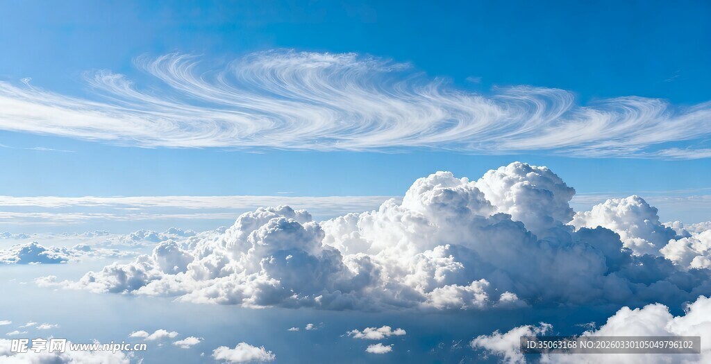 蓝天之上的蓬松云朵