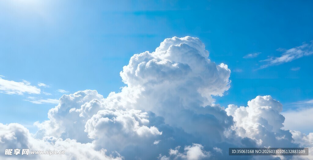 蓝天白云下的蓬松云朵