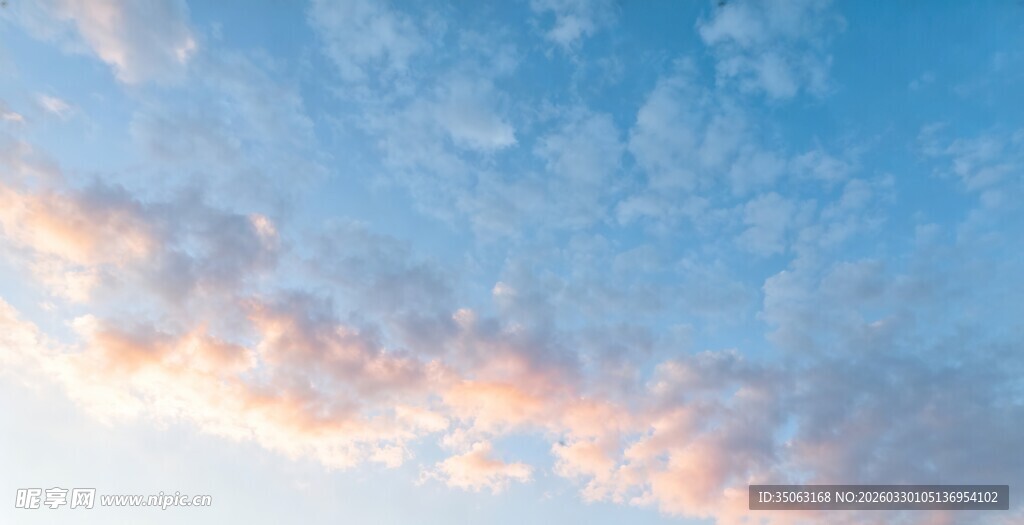日出时分的梦幻云彩