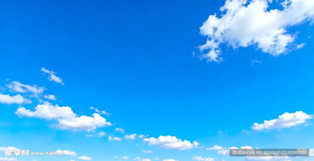 晴朗蓝天飘浮朵朵白云