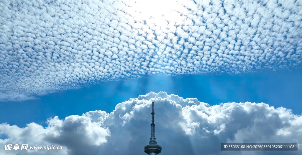 蓝天下的建筑与梦幻云层