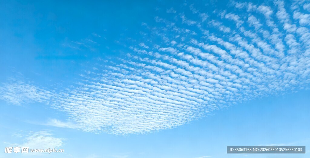 蓝天中独特的条纹状云彩