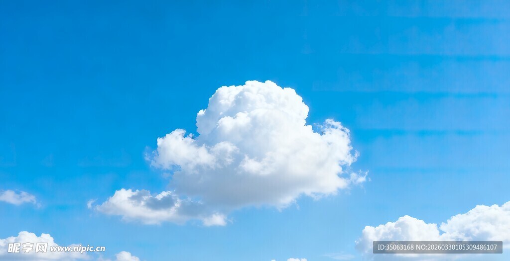 蓝天中的蓬松白云