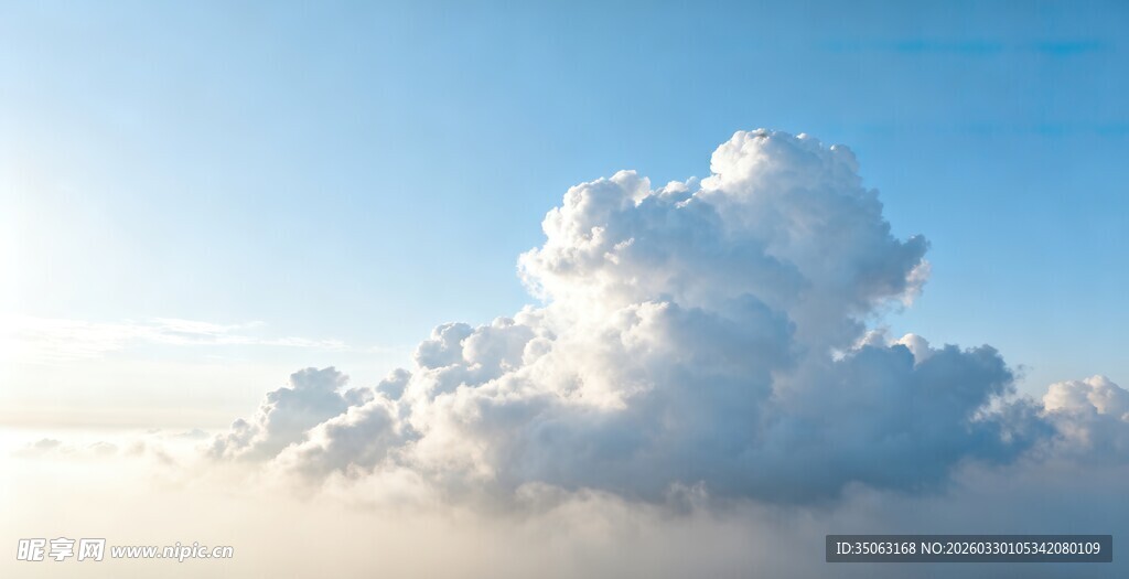 蓝天中的蓬松白云