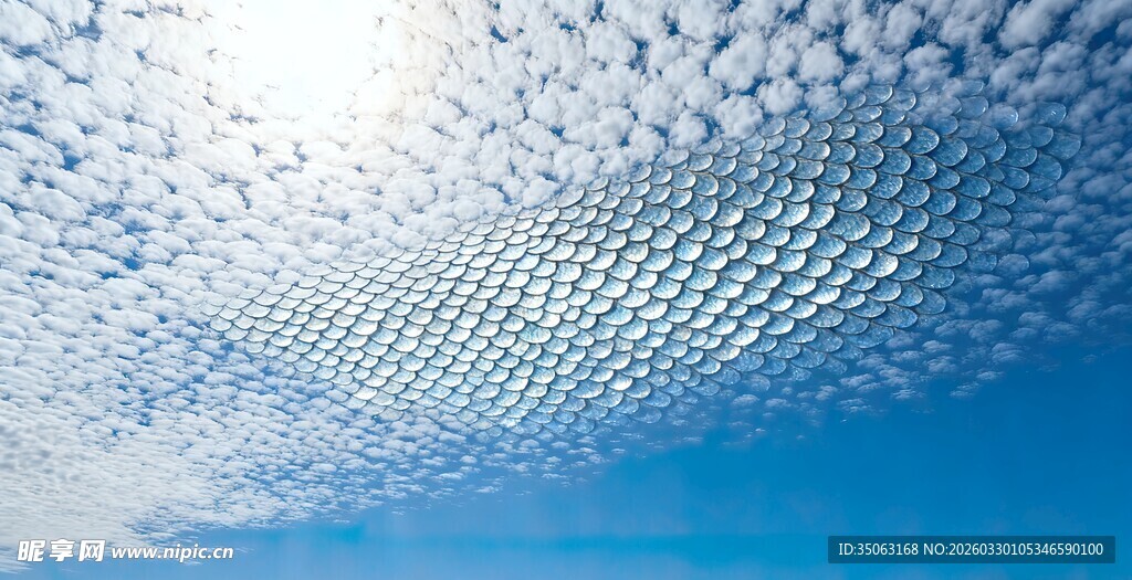 晴朗天空中的絮状云朵