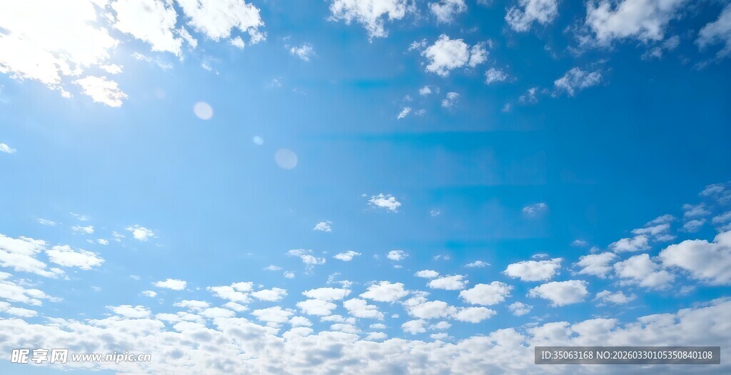 晴朗蓝天与蓬松云朵