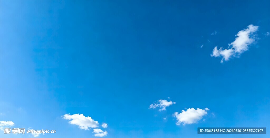 蓝天飘着几朵白云