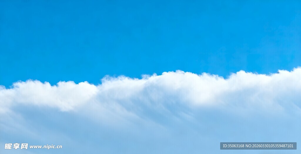 蓝天之上的蓬松云朵