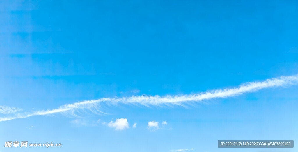 蓝天中的白色航迹云
