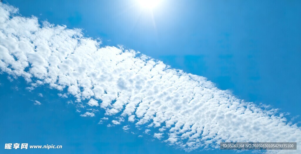 蓝天之上的条状白云