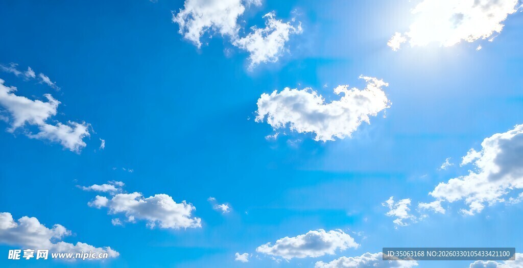 晴朗蓝天飘着朵朵白云