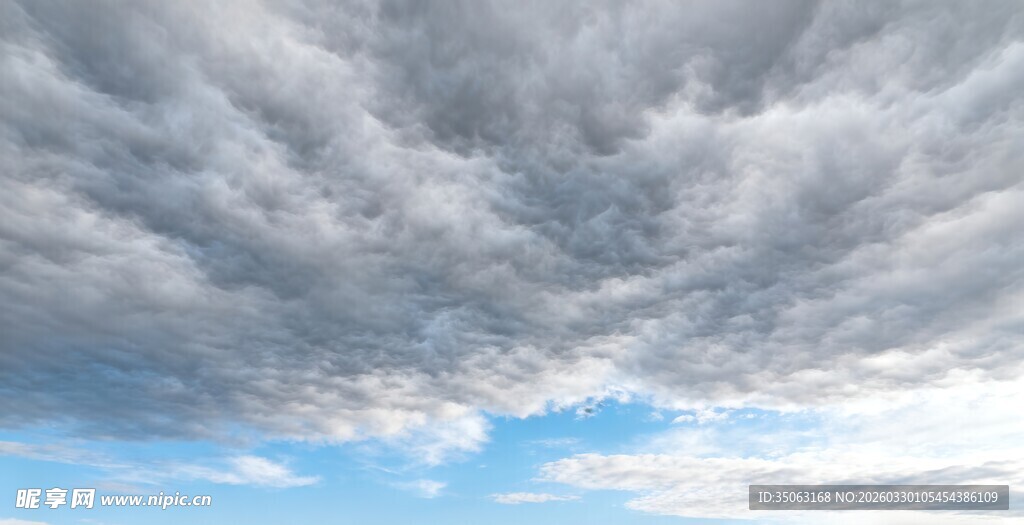 天空中厚重的灰白云层