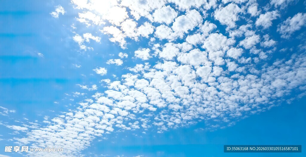 蓝天之上的絮状云朵