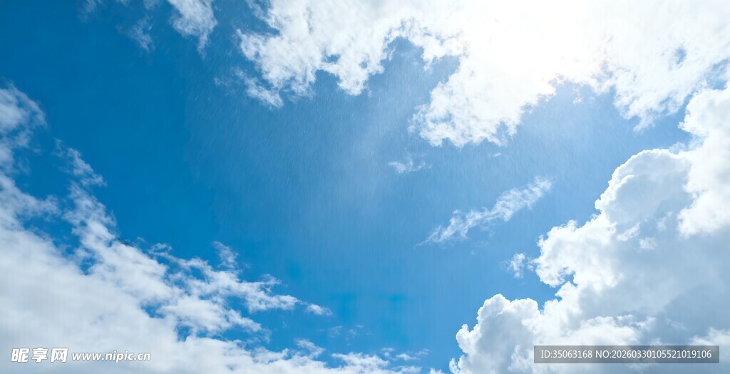 晴朗蓝天与白云美景