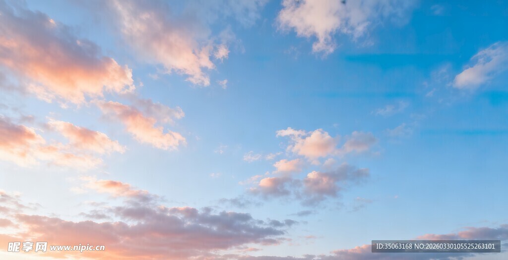 夕阳下的绚烂天空