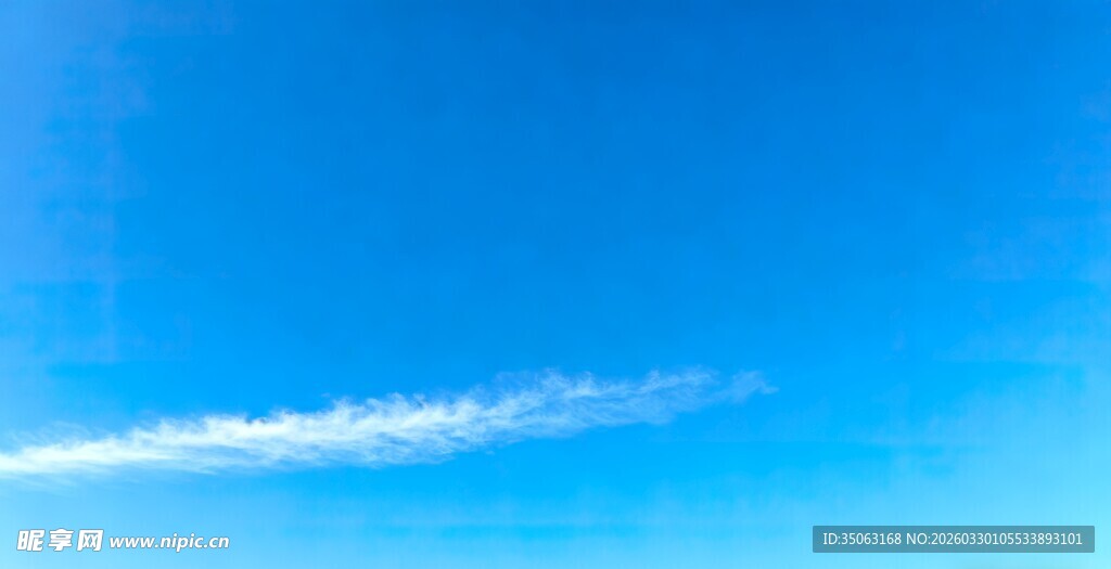 蓝天中的飞机尾迹