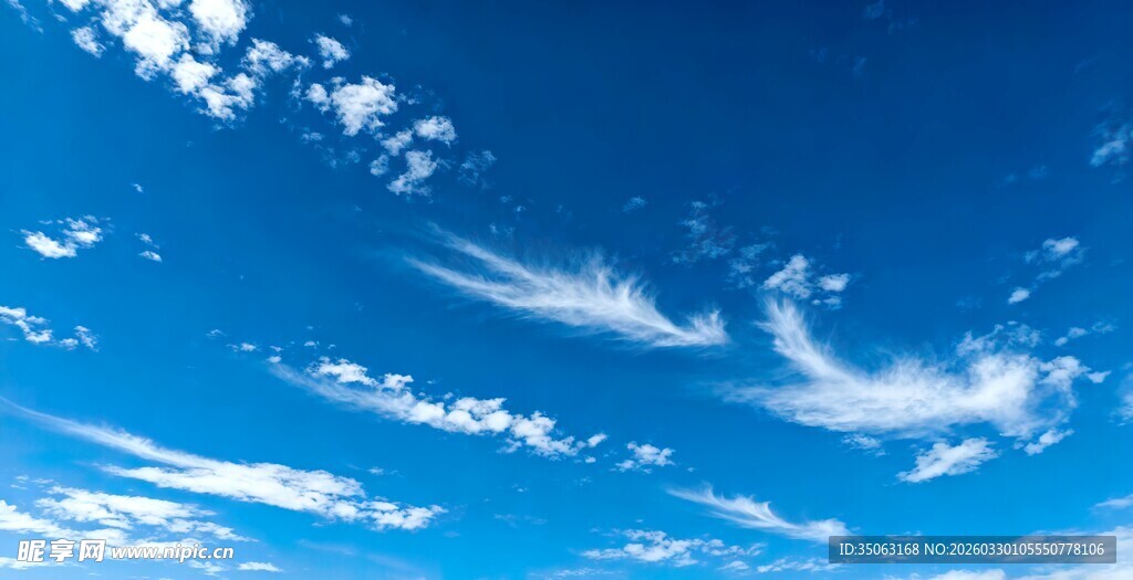 蔚蓝天空飘着轻柔白云