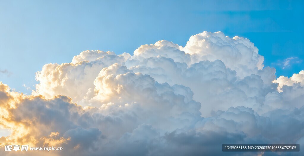 蓝天中的壮丽积云