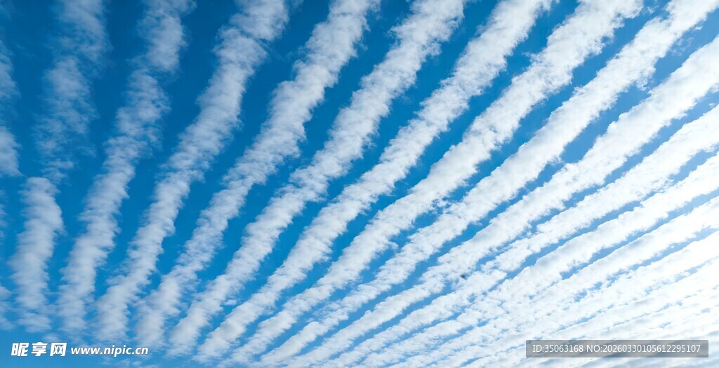 天空中壮观的条纹状云彩