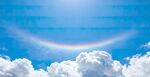 蓝天下的绚丽彩虹