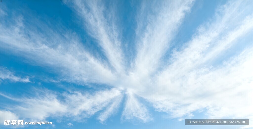 蔚蓝天空中的放射状云彩