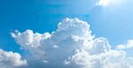 蓝天中的蓬松白云