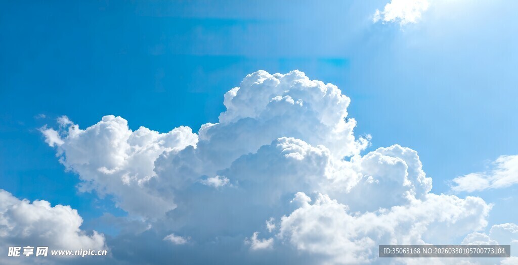 蓝天中的蓬松白云