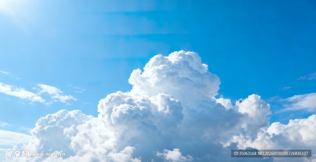 蓝天白云下的蓬松云朵