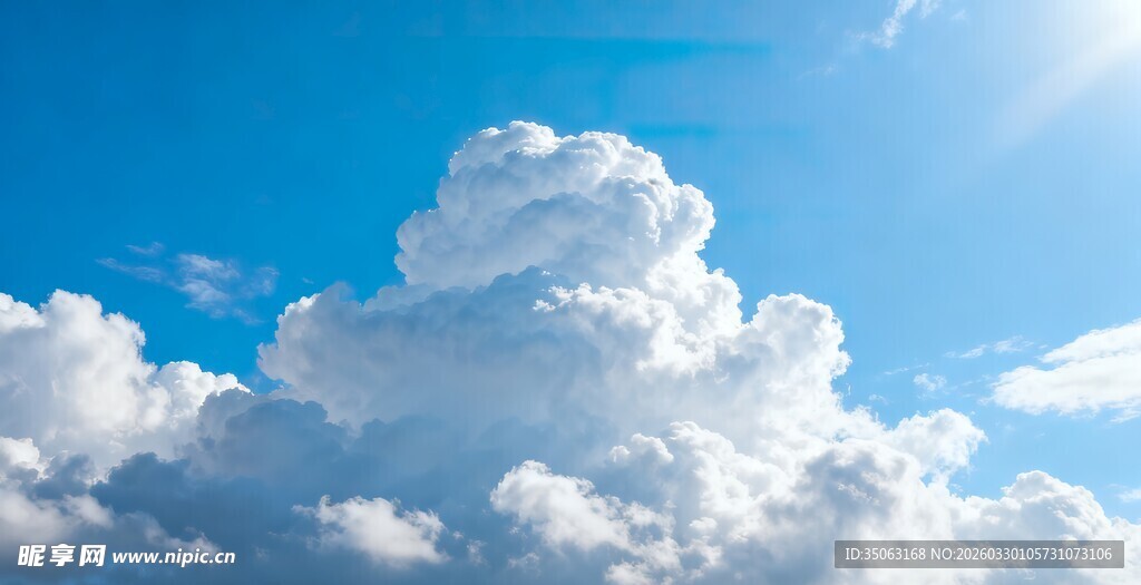 蓝天中的蓬松白云