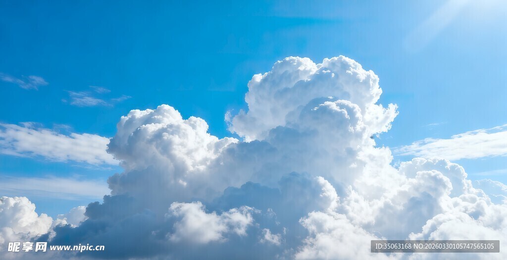 蓝天中的蓬松白云