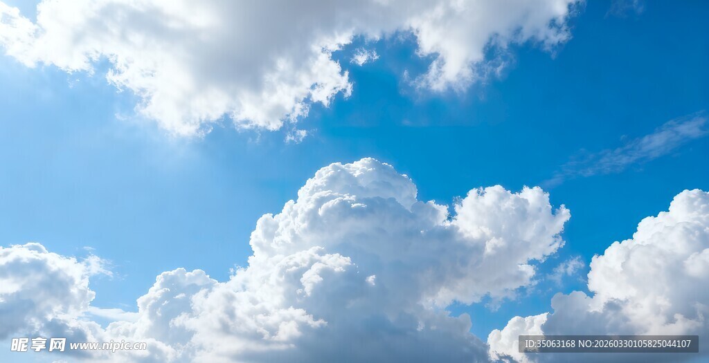 晴朗蓝天与蓬松白云