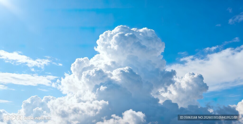 蓝天白云下的蓬松云朵