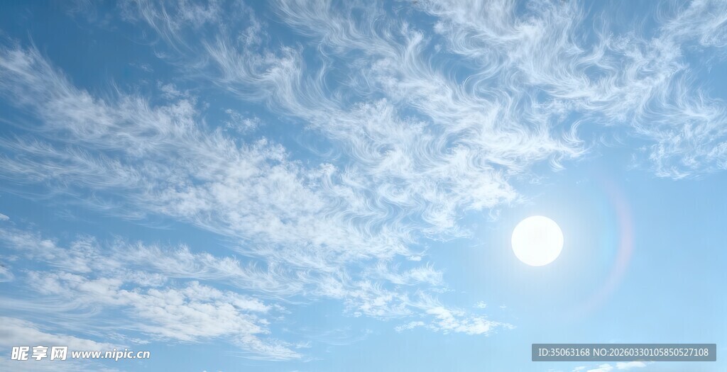 晴朗蓝天与闪耀太阳