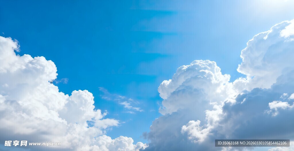 晴朗蓝天与蓬松白云