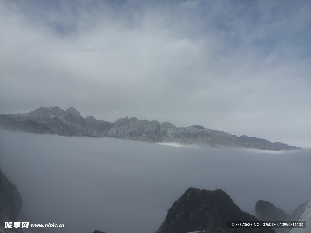 云雾缭绕的壮丽山景