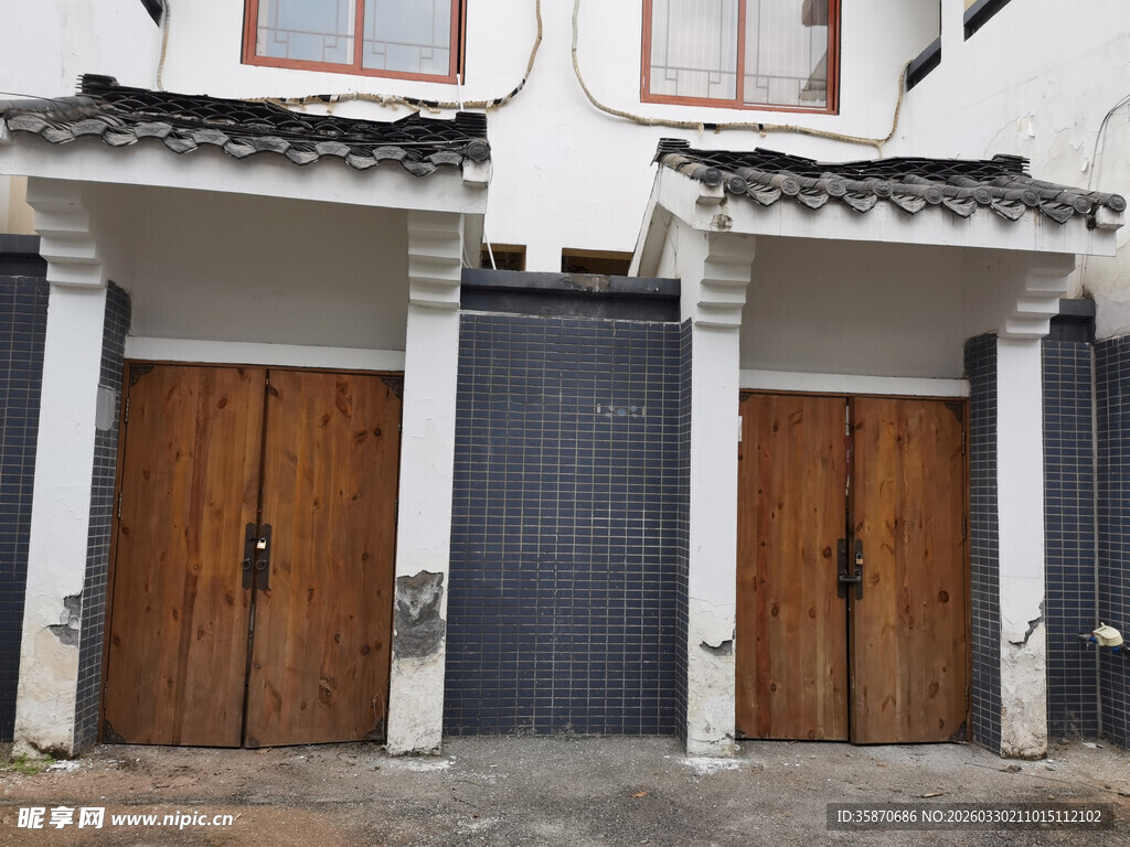 中式双门庭院建筑外观