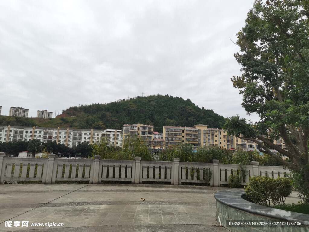 城市远景与青山景观