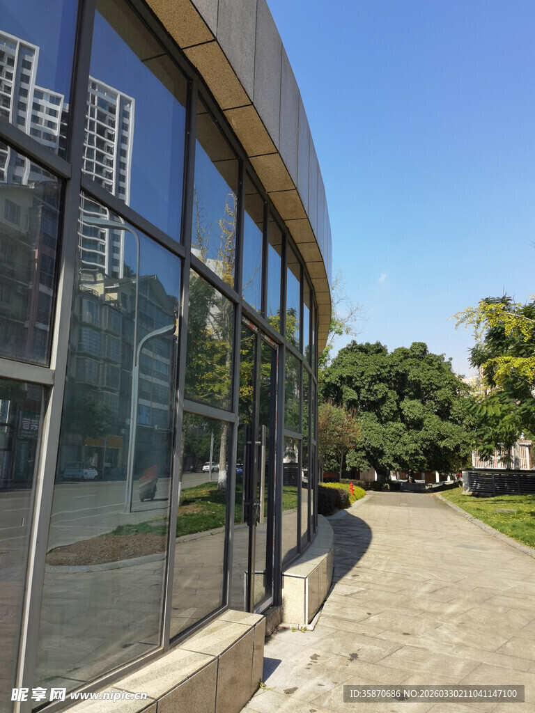 现代建筑旁的开阔步道