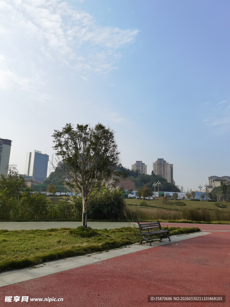 城市公园中的红色步道景观